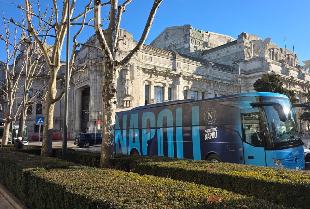 Il Napoli lascia l’albergo per la rifinitura: foto e autografi con i tifosi – LE FOTO- immagine 1
