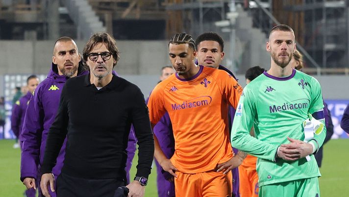 FLORENCE, ITALY - DECEMBER 14: Head coach Paolo Vanoli manager of ACF Fiorentina and David de Gea of ACF Fiorentina look dejected during the Serie A match between ACF Fiorentina and Hellas Verona FC at Artemio Franchi on December 14, 2025 in Florence, Italy. (Photo by Gabriele Maltinti/Getty Images) Nazione: “Un incubo senza fine. Fiorentina, la Serie B è dietro l’angolo” - immagine 1