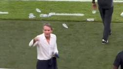 VIDEO Mancini, ma cosa fai? I tifosi lo criticano e lui risponde a tono: il gesto