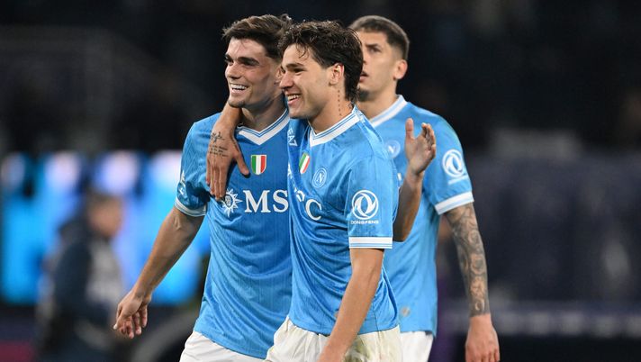 NAPLES, ITALY - JANUARY 31: Antonio Vergara and Miguel Gutierrez of SSC Napoli celebrate the victory after the Serie A match between SSC Napoli and ACF Fiorentina at Stadio Diego Armando Maradona on January 31, 2026 in Naples, Italy. (Photo by Francesco Pecoraro/Getty Images) Gutierrez brilla al Maradona, il suo gioiello stende la viola: i voti dei quotidiani- immagine 2