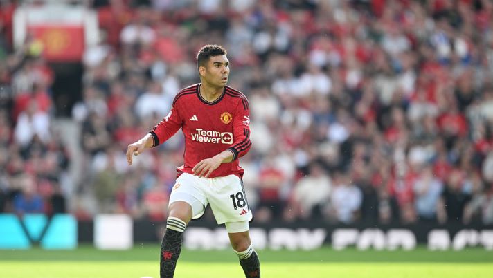 MANCHESTER, ENGLAND - MAY 12: Casemiro of Manchester United in action during the Premier League match between Manchester United and Arsenal FC at Old Trafford on May 12, 2024 in Manchester, England. (Photo by Michael Regan/Getty Images) Manchester United, i segreti di Casemiro: “Dieta ferrea e continue sessioni in palestra” - immagine 1