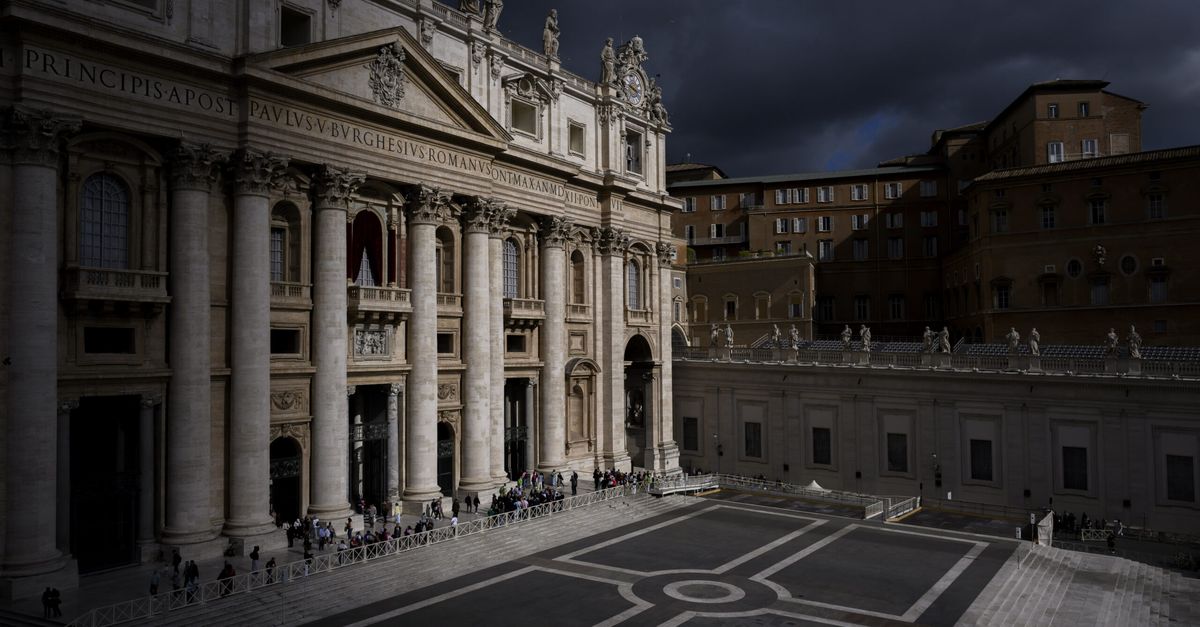 Fumata bianca a Roma, eletto il nuovo Papa: cosa succede ora prima dell’annuncio Fumata bianca a Roma, eletto il nuovo Papa: cosa succede ora prima dell’annuncio