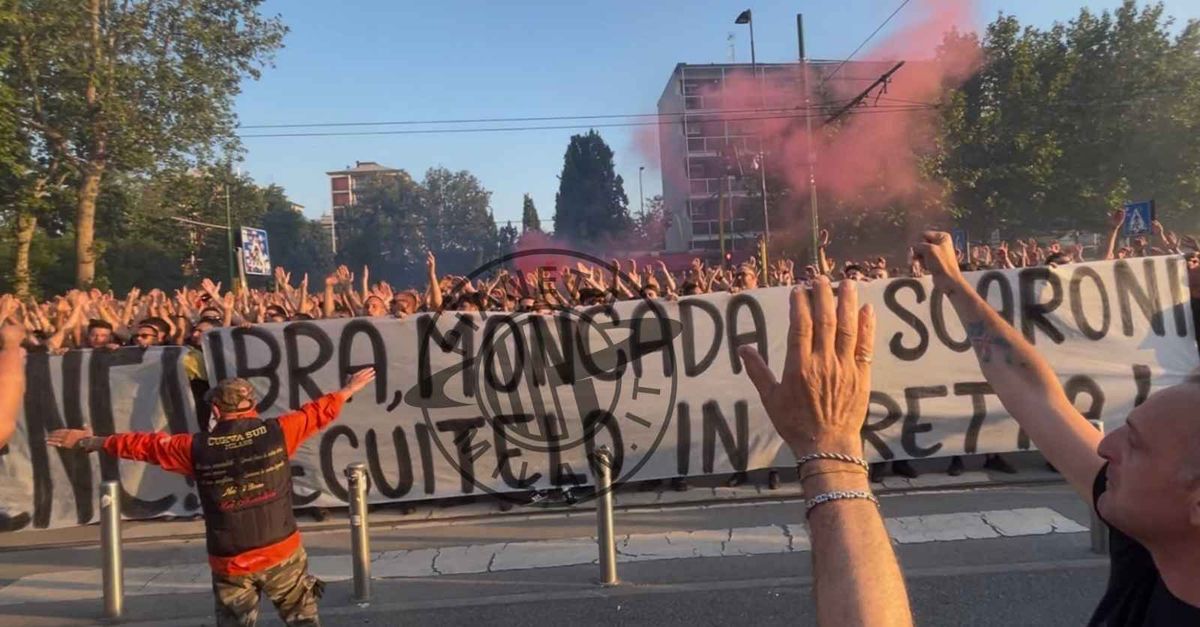 curva sud in protesta furlani vattene ibra scaroni e moncada seguitelo pm da Pianetamilan.it curva sud in protesta furlani vattene ibra scaroni e moncada seguitelo pm