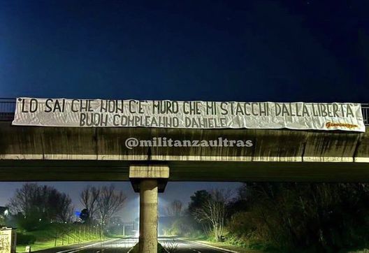 FOTO Gli Ultras della Roma omaggiano l’assassino di Ciro Esposito: lo striscione- immagine 2