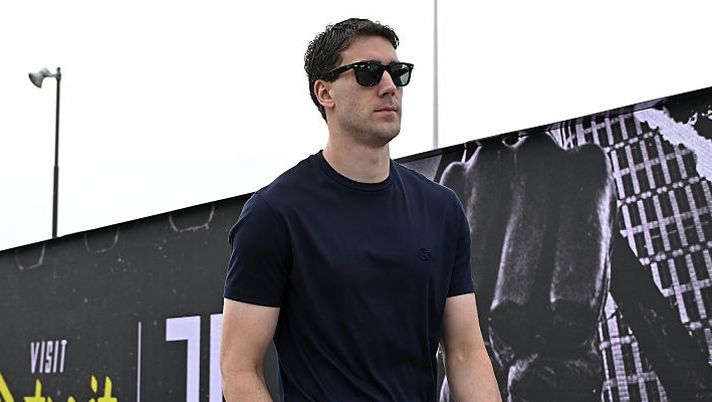 TURIN, ITALY - MAY 03: Dusan Vlahovic of Juventus arrives at the stadium prior to the Serie A match between Juventus FC and Hellas Verona FC at Allianz Stadium on May 03, 2026 in Turin, Italy. (Photo by Filippo Alfero - Juventus FC/Juventus FC via Getty Images) Vlahovic, la posizione della Juve ora è questa: il punto di Fabrizio Romano su futuro e rinnovo - immagine 1