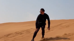 Ibrahimovic si diverte sulle dune di sabbia: “Scivolando nei messaggi ricevuti”