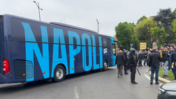 “Odio Napoli”. Il bus degli azzurri “accolto” da tanti cori beceri al Tardini VIDEO