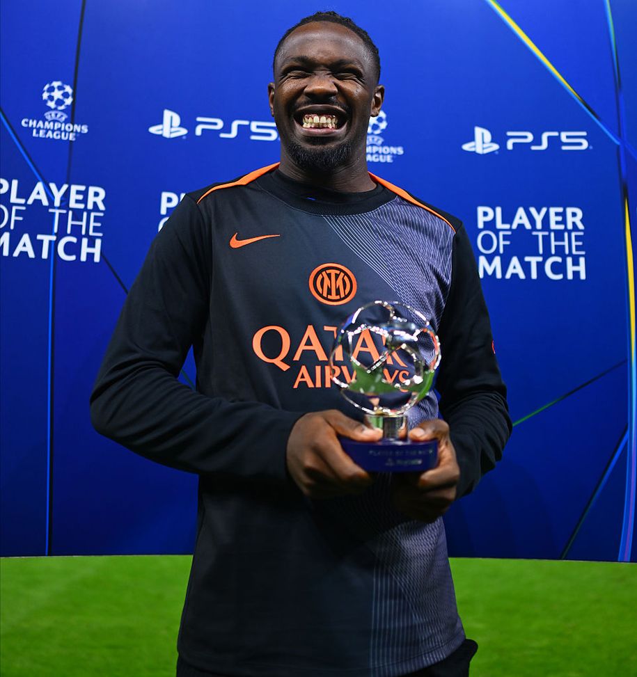 Thuram MVP, scherza e fa il giocoliere col premio. Dumfries: “Bel sorriso”- immagine 2