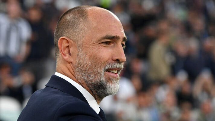 TURIN, ITALY - MAY 18: Igor Tudor, Head Coach of Juventus, looks on during the Serie A match between Juventus and Udinese at Allianz Stadium on May 18, 2025 in Turin, Italy. (Photo by Chris Ricco/Getty Images) Tudor: “Vlahovic è un giocatore forte e ci ha messo cuore! Così vedo Yildiz e Conceicao” - immagine 1