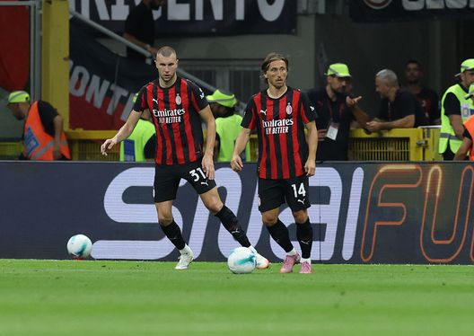 MILAN, ITALY - AUGUST 17: Strahinja Pavlovic and Luka Modric of AC Milan in action during the Coppa Italia match between AC Milan and SSC Bari at Stadio San Siro on August 17, 2025 in Milan, Italy. (Photo by Claudio Villa/AC Milan via Getty Images) Milan, è tempo di nouvelle époque: Allegri guida il nuovo ciclo- immagine 3