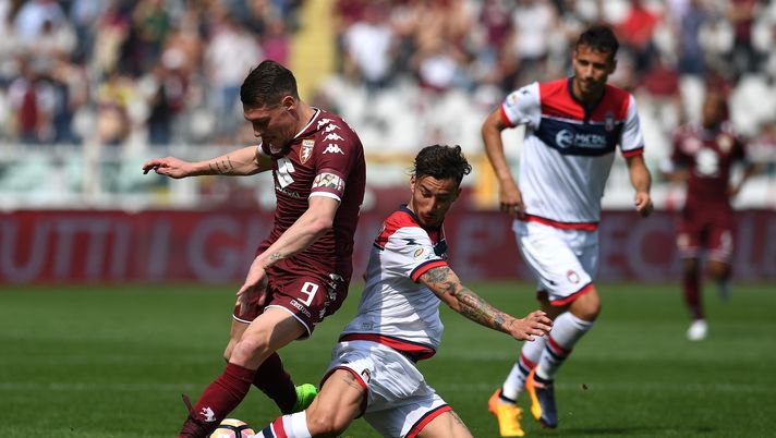 TURIN, ITALY - APRIL 15: Andrea Belotti (L) of FC Torino is tackled by Federico Ceccherini of FC Crotone during the Serie A match between FC Torino and FC Crotone at Stadio Olimpico di Torino on April 15, 2017 in Turin, Italy. (Photo by Valerio Pennicino/Getty Images) Crotone, Ceccherini e Mandragora ci credono: “A Torino per imporre il nostro gioco” - immagine 1
