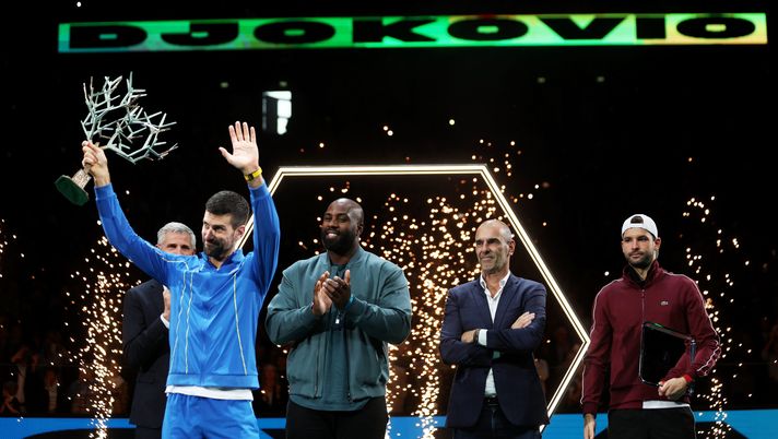 PARIS, FRANCE - NOVEMBER 05: Winner Novak Djokovic of Serbia (L) and runner-up Grigor Dimitrov of Bulgaria (R) pose for a photo during the trophy ceremony after the Men's Singles final against Grigor Dimitrov of Bulgaria on day seven of Rolex Paris Masters at Palais Omnisports de Bercy on November 05, 2023 in Paris, France. (Photo by Dean Mouhtaropoulos/Getty Images) Djokovic trionfa a Parigi-Bercy: centrato il 40esimo Masters 1000. I numeri di Nole - immagine 1