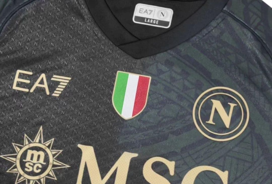 GALLERY Napoli-mania, la nuova maglia è uno show! I dettagli- immagine 1