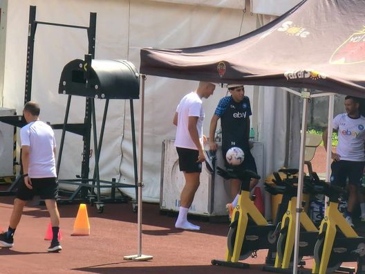 Riparte l'avventura di Gollini al Napoli: il portiere si diletta nei palleggi accanto alla palestra
