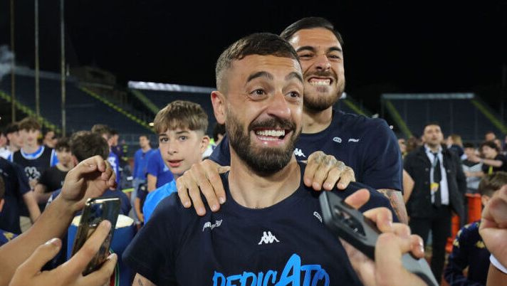 EMPOLI, ITALY - MAY 26: Francesco Caputo and Giuseppe Pezzella of Empoli FC celebrate the victory after the Serie A TIM match between Empoli FC and AS Roma at Stadio Carlo Castellani on May 26, 2024 in Empoli, Italy.(Photo by Gabriele Maltinti/Getty Images) Caputo: “Ho mollato il fantacalcio, non avevo più la testa! E vi dico che quando giocavo…” - immagine 1