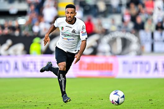 LA SPEZIA, ITALY - OCTOBER 30: Kelvin Amian of Spezia is seen in action during the Serie A match between Spezia Calcio and ACF Fiorentina at Stadio Alberto Picco on October 30, 2022 in La Spezia, Italy. (Photo by Simone Arveda/Getty Images) Spezia, big in ritardo in Serie B: l’avvio di stagione shock ed il progetto Alvini- immagine 2