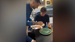 VIDEO / Conte, la prima pizza da allenatore del Napoli