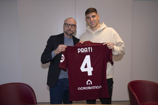 TURIN, ITALY - JANUARY 30: (L-R) Gianluca Petrachi Sports Director of Torino FC and new signing Matteo Prati pose at Stadio Olimpico Grande Torino on January 30, 2026 in Turin, Italy. (Photo by Stefano Guidi - Torino FC/Torino FC 1906 via Getty Images) Calciomercato Torino, è successo di tutto: il punto di giornata- immagine 3