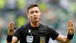 L’arbitro fa il segno della X, cosa significa il gesto visto in Real Madrd-Pachuca