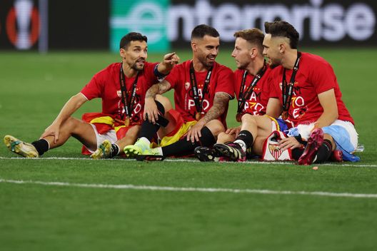 Budapest, Ungheria - 31 maggio 2023: Jesus Navas, Suso, Ivan Rakitic e Lucas Ocampos durante i festeggiamenti dell'Europa League vinta contro la Roma. (Foto di Maja Hitij/Getty Images)