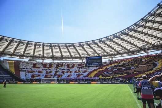 La coreografia della Roma in occasione del derby contro la Lazio (Foto di Fabio Rossi/AS Roma via Getty Images) Il derby è giallorosso! Alla Roma basta Pellegrini, finisce 1-0 all’Olimpico- immagine 2
