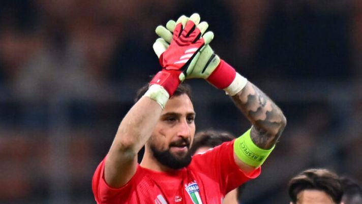 MILAN, ITALY - MARCH 20: Gianluigi Donnarumma of Italy applauds the fans after the team's victory in the UEFA Nations League quarterfinal leg one match between Italy and Germany at Stadio San Siro on March 20, 2025 in Milan, Italy. (Photo by Alessandro Sabattini/Getty Images) Caos Donnarumma, la verità sulle squadre italiane e dove può andare: il punto di Fabrizio Romano - immagine 1
