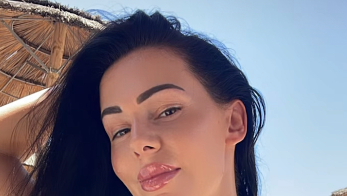 Erjona, décolleté pazzesco. La Sulejmani incanta in spiaggia: fisico strepitoso Erjona, décolleté pazzesco. La Sulejmani incanta in spiaggia: fisico strepitoso - immagine 1