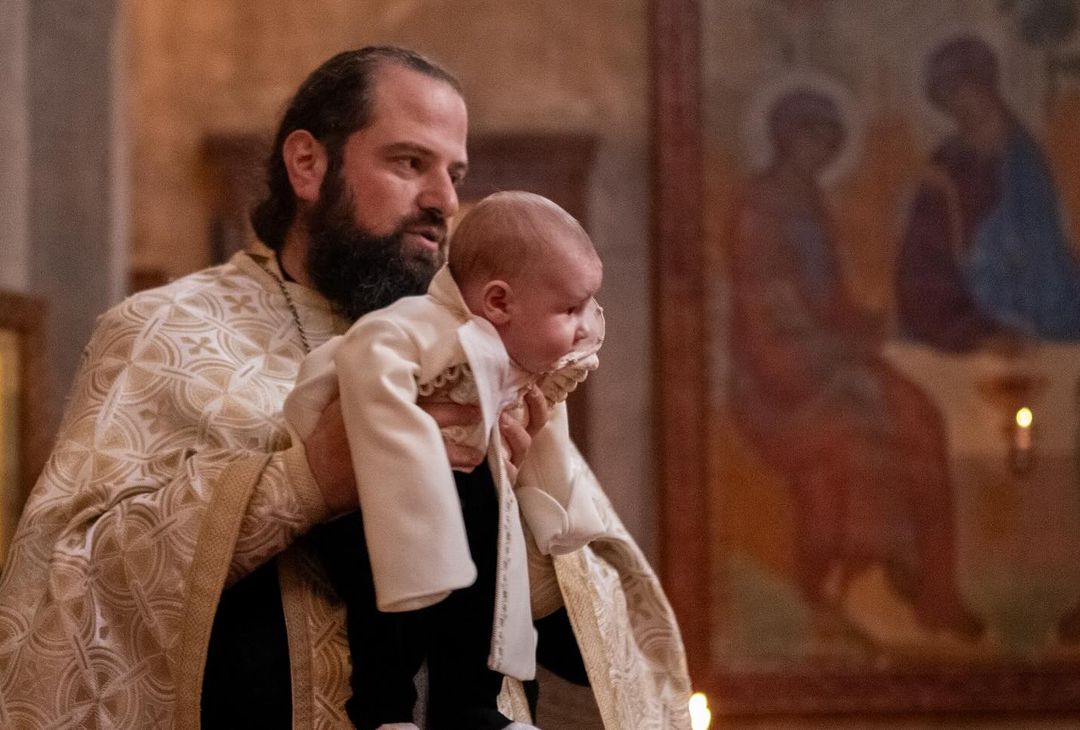 Su Instagram la moglie Nitsa ha pubblicato le immagini del battesimo