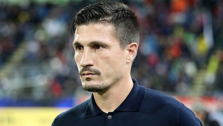CAGLIARI, ITALY - OCTOBER 30: Fabio Pisacane coach of Cagliari looks on during the Serie A match between Cagliari Calcio and US Sassuolo Calcio at Stadio Sant'Elia on October 30, 2025 in Cagliari, Italy. (Photo by Enrico Locci/Getty Images) Pisacane: “Mina abituato a stringere i denti! Deiola, Gaetano, Esposito e faccio chiarezza su Kilicsoy” - immagine 1