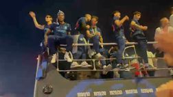 VIDEO FCIN1908 / Inter, parata scudetto: giocatori scatenati sul pullman