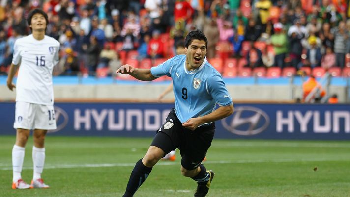 PORT ELIZABETH, SUDAFRICA - 26 GIUGNO: Luis Suarez dell'Uruguay festeggia il gol che ha aperto le marcature durante la partita degli ottavi di finale della Coppa del Mondo FIFA 2010 in Sudafrica tra Uruguay e Corea del Sud allo stadio Nelson Mandela Bay il 26 giugno 2010 a Nelson Mandela Bay/Port Elizabeth, Sudafrica. (Foto di Lars Baron/Getty Images) Uruguay, Luis Suarez si candida per un ritorno di fuoco: “Non si dice mai di no col Mondiale alle porte” - immagine 1
