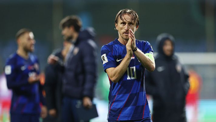 PODGORICA, MONTENEGRO - NOVEMBER 17: Luka Modric of Croatia applauds the fans following the FIFA World Cup 2026 qualifier match between Montenegro and Croatia at Podgorica City Stadium on November 17, 2025 in Podgorica, Montenegro. (Photo by Filip Filipovic/Getty Images) Croazia, Modric e l’ovazione degli avversari: “Ho capito dopo che era per me” - immagine 1