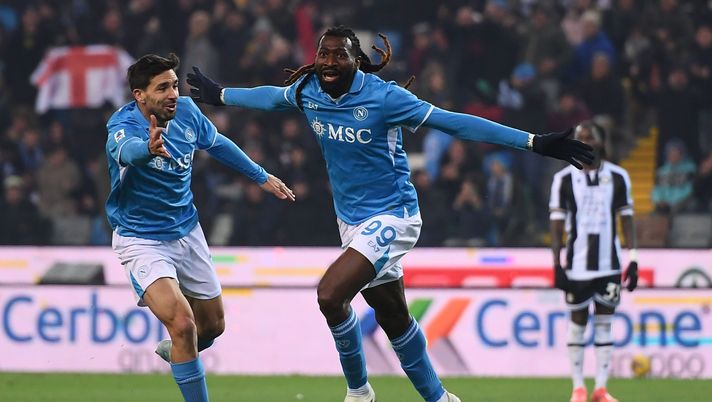 UDINE, ITALY - DECEMBER 14: Frank Anguissa of Napoli celebrates after scoring his team's third goal during the Serie A match between Udinese and Napoli at Stadio Friuli on December 14, 2024 in Udine, Italy. (Photo by Alessandro Sabattini/Getty Images) Anguissa, con l’Udinese una prima volta in questa stagione: la statistica - immagine 1