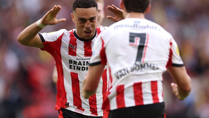 EINDHOVEN, NETHERLANDS - AUGUST 03: Sergino Dest of PSV celebrates scoring his teams second goal of the game with Ruben van Bommel during the Johan Cruijff Schaal match between PSV and Go Ahead Eagles at Philips Stadion on August 03, 2025 in Eindhoven, Netherlands. (Photo by Dean Mouhtaropoulos/Getty Images) Heerenveen-Psv, dove vedere l’Eredivisie in Diretta TV e in Streaming - immagine 1