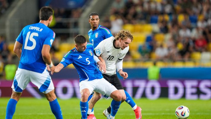 DUNAJSKA STREDA, SLOVAKIA - JUNE 22: Lorenzo Pirola of U21 Italy in action against Nick Woltemade of U21 Germany during the UEFA European Under-21 Championship 2025 Quarter-Final match between Germany and Italy at DAC Arena on June 22, 2025 in Dunajska Streda, Slovakia. (Photo by Christian Hofer/Getty Images) Europei U21, Germania-Italia 3-2: azzurrini eliminati. Pisilli in campo dall’88’ - immagine 1