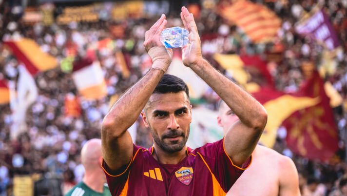 ROME, ITALY - SEPTEMBER 21: AS Roma player Zeki Celik celebrates after the Serie A match between SS Lazio and AS Roma at Stadio Olimpico on September 21, 2025 in Rome, Italy. (Photo by Luciano Rossi/AS Roma via Getty Images) Celik: “Contento per il primo gol, ogni partita cerco di segnare: voglio farne di più” - immagine 1