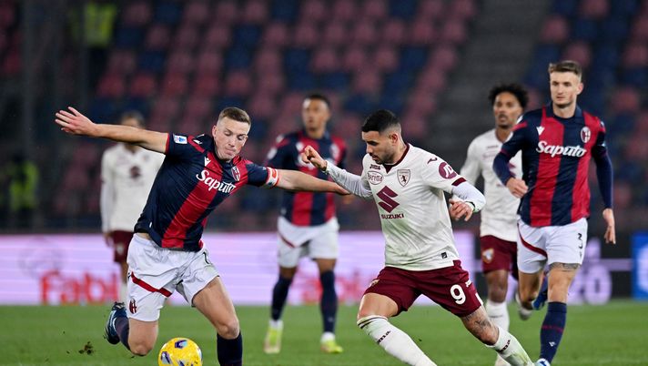 BOLOGNA, ITALY - NOVEMBER 27: Lewis Ferguson of Bologna FC controls the ball whilst under pressure from Antonio Sanabria of Torino FC during the Serie A TIM match between Bologna FC and Torino FC at Stadio Renato Dall'Ara on November 27, 2023 in Bologna, Italy. (Photo by Alessandro Sabattini/Getty Images) Torino, il Bologna ha perso Ferguson ma la Champions è sempre più vicina - immagine 1