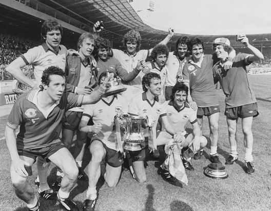 L - I giocatori dell'Arsenal festeggiano la vittoria della FA Cup contro lo United nel 1979 (Foto di Mike Stephens/Central Press/Hulton Archive/Getty Images). FA Cup, emozioni senza tempo: ecco le finali che hanno fatto la storia- immagine 3