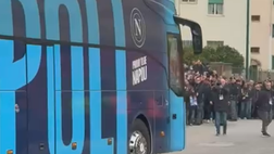 Il bus del Napoli è arrivato al Maradona! L’accoglienza del tifo azzurro – VIDEO