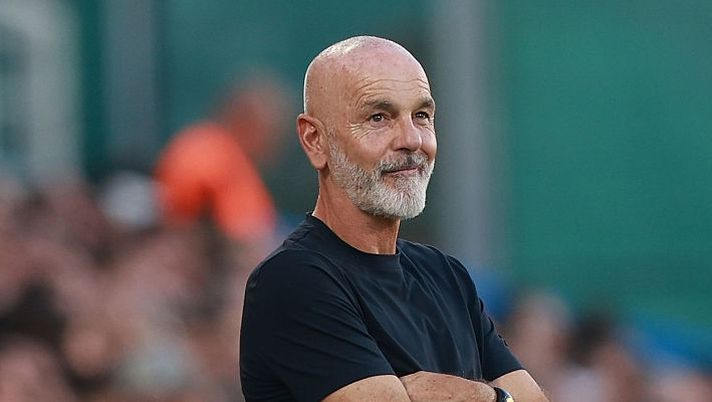 FLORENCE, ITALY - SEPTEMBER 21: Head coach Stefano Pioli manager of ACF Fiorentina looks on during the Serie A match between ACF Fiorentina and Como 1907 at Artemio Franchi on September 21, 2025 in Florence, Italy. (Photo by Gabriele Maltinti/Getty Images) Pioli: “Vi spiego il problema avuto da Kean. Su Fagioli e il mio ritorno a San Siro…” - immagine 1