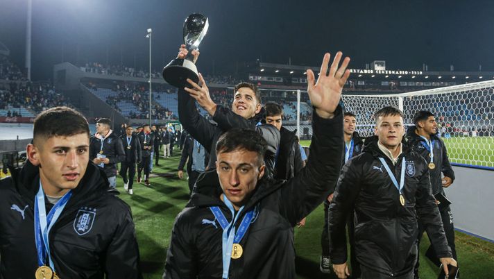 MONTEVIDEO, URUGUAY - JUNE 14: Facundo Gonzalez of U20 Uruguay holds the trophy for fans after winning the 2023 FIFA U20 World Cup prior to an international friendly match between Uruguay and Nicaragua at Centenario Stadium on June 14, 2023 in Montevideo, Uruguay. Uruguay won for the first time in its history the FIFA U20 World Cup on June 11, 2023. (Photo by Ernesto Ryan/Getty Images) Juve, l’arrivo in Italia di Facundo Gonzalez: presto a Torino - immagine 1