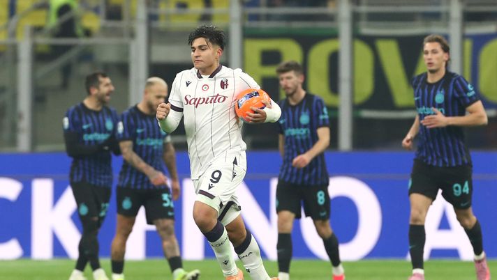 MILAN, ITALY - JANUARY 04: Santiago Castro of Bologna runs back to the centre circle as he celebrates scoring his team's first goal during the Serie A match between FC Internazionale and Bologna FC 1909 at Giuseppe Meazza Stadium on January 04, 2026 in Milan, Italy. (Photo by Marco Luzzani/Getty Images) Castro: “Dobbiamo rialzarci, l’Europa resta il nostro obiettivo” - immagine 1