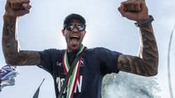Ngonge celebra il quarto scudetto, il nuovo tatuaggio tricolore – LA FOTO