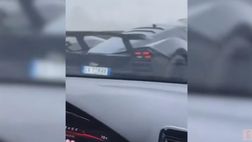 VIDEO / Pilota di F1 supera in autostrada con un’auto rarissima: la reazione è esilarante!