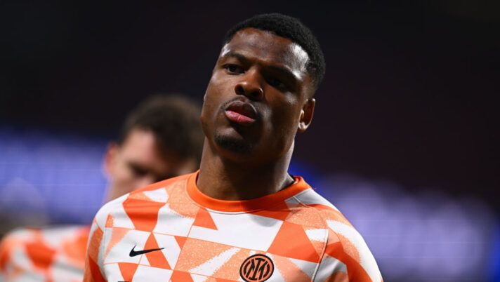 MADRID, SPAIN - MARCH 13: Denzel Dumfries of FC Internazionale warms up ahead before the UEFA Champions League 2023/24 round of 16 second leg match between Atlético Madrid and FC Internazionale at Civitas Metropolitano Stadium on March 13, 2024 in Madrid, Spain. (Photo by Mattia Ozbot - Inter/Inter via Getty Images) (Photo by Mattia Ozbot - Inter/Inter via Getty Images) Dumfries: “Rinnovo? All’Inter mi sento a casa, ho parlato con i dirigenti e…” - immagine 1