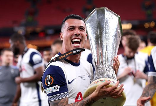 Pedro Porro con l'Europa League vinta con il Tottenham. (Foto di Michael Steele/Getty Images) Tottenham, Pedro Porro senza freni: “Bello vincere, aspetto i nuovi meme su di noi”- immagine 1