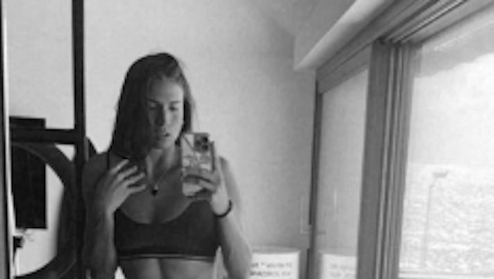 Selfie super sexy per Carolina. Fisico strepitoso, curve perfette per lady Cassano Selfie super sexy per Carolina. Fisico strepitoso, curve perfette per lady Cassano - immagine 1