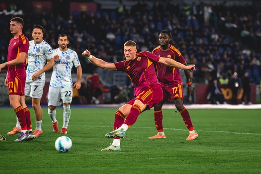 Roma, Italia – 18 ottobre 2025: Artem Dovbyk della AS Roma fallisce un’occasione da gol durante la partita di Serie A tra AS Roma e FC Internazionale allo Stadio Olimpico il 18 ottobre 2025. (Foto di Fabio Rossi/AS Roma via Getty Images) Roma, ESCLUSIVA Bernad: “Dovbyk? Non è il vero, vi dico cosa gli manca per tornare bomber”- immagine 2