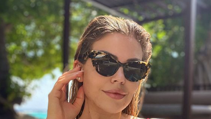 Costanza Caracciolo, vacanze al mare. Décolleté pazzesco per lady Vieri - immagine 1