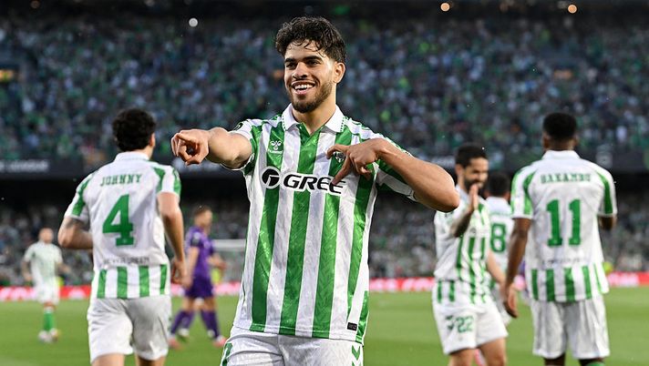 SEVILLE, SPAIN - MAY 01: Abde Ezzalzouli of Real Betis celebrates scoring his team's first goal during the UEFA Conference League 2024/25 Semi Final First Leg match between Real Betis Balompie and ACF Fiorentina at Estadio Benito Villamarin on May 01, 2025 in Seville, Spain. (Photo by Denis Doyle/Getty Images) Roma-Bologna, sfida sul mercato: oltre Rowe c’è anche Ezzalzouli tra gli obiettivi - immagine 1